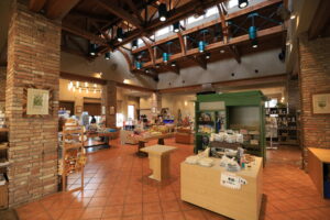吹き抜けで開放的な店内
